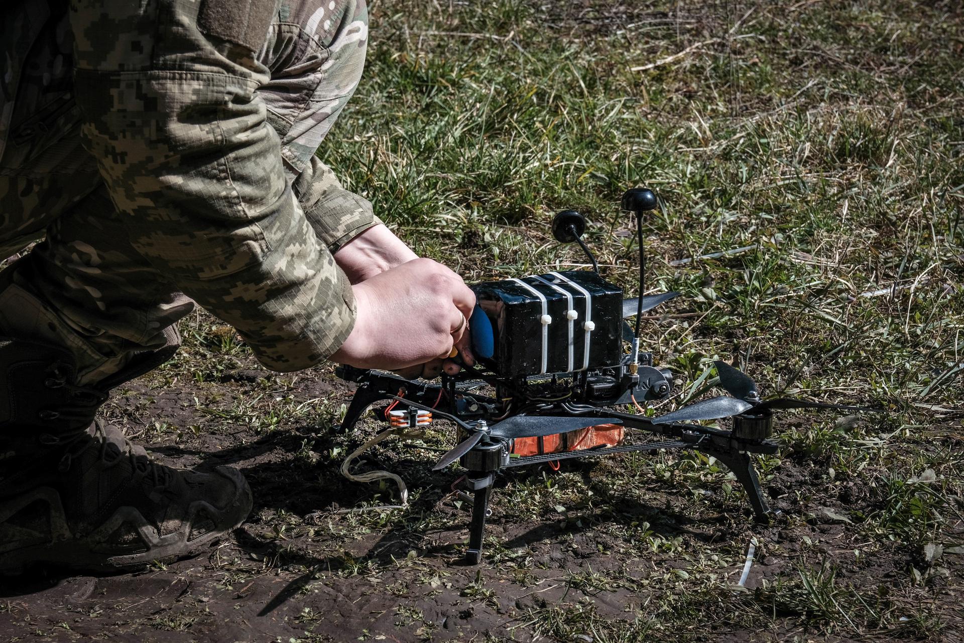 Fotografía de archivo de un piloto de drones ucraniano de la 93.ª Brigada 'Kholodny Yar' preparando un dron interceptor para despegar cerca de su posición de combate, en un lugar no revelado cerca de la línea del frente en el área de Druzhkivka (Donetsk), Ucrania. EFE/EPA/Maria Senovilla