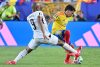 Jordan Ayew, de Ghana (i), marca a Gustavo Puerta, de Colombia, en el partido en Kansas City. EFE/EPA/AMY KONTRAS
