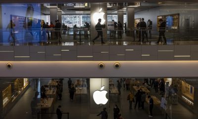 Fotografía de archivo de una tienda de Apple en un centro comercial en Shanghái, China. EFE//EPA/ALEX PLAVEVSKI