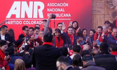 El expresidente de Paraguay, Horacio Cartes (c-d), saluda durante la celebración de su cumpleaños en la sede del partido político Asociación Nacional Republicana, en Asunción (Paraguay). EFE/ Juan Pablo Pino
