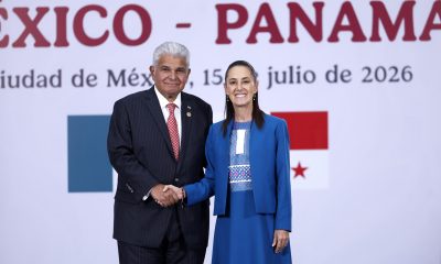 La presidenta de México, Claudia Sheinbaum y su homologo de Panamá, José Raúl Mulino (i), posan al termino de una rueda de prensa este miércoles, en el Palacio Nacional de Ciudad de México (México). EFE/ Sáshenka Gutiérrez
