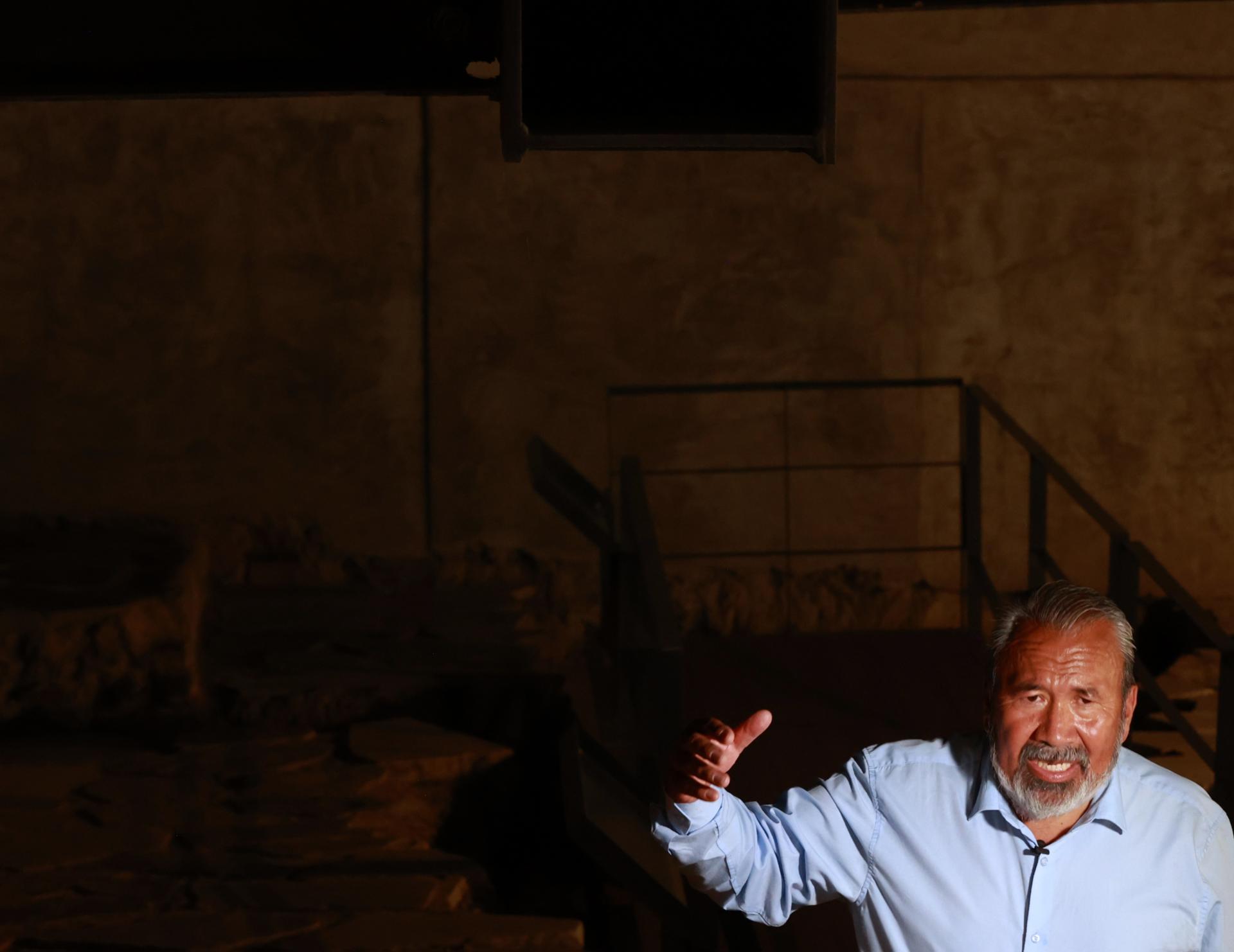 El director del Programa de Arqueología Urbana del INAH, Raúl Barrera, habla en una entrevista con EFE durante la muestra temporal 'El juego de pelota en Tenochtitlan' exhibida este miércoles, en el Museo del Templo Mayor en la Ciudad de México (México). EFE/ Mario Guzmán