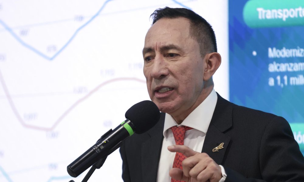 El presidente de la petrolera estatal colombiana Ecopetrol, Ricardo Roa, habla durante una rueda de prensa este jueves, en Bogotá (Colombia). EFE/ Carlos Ortega