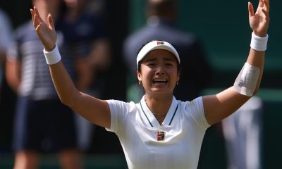 La filipena Alexandra Eala celebra la victoria ante la polaca Iga Swiatek en tercera ronda de Wimbledon en, Londres, Reino Unido. EFE/EPA/NEIL HALL