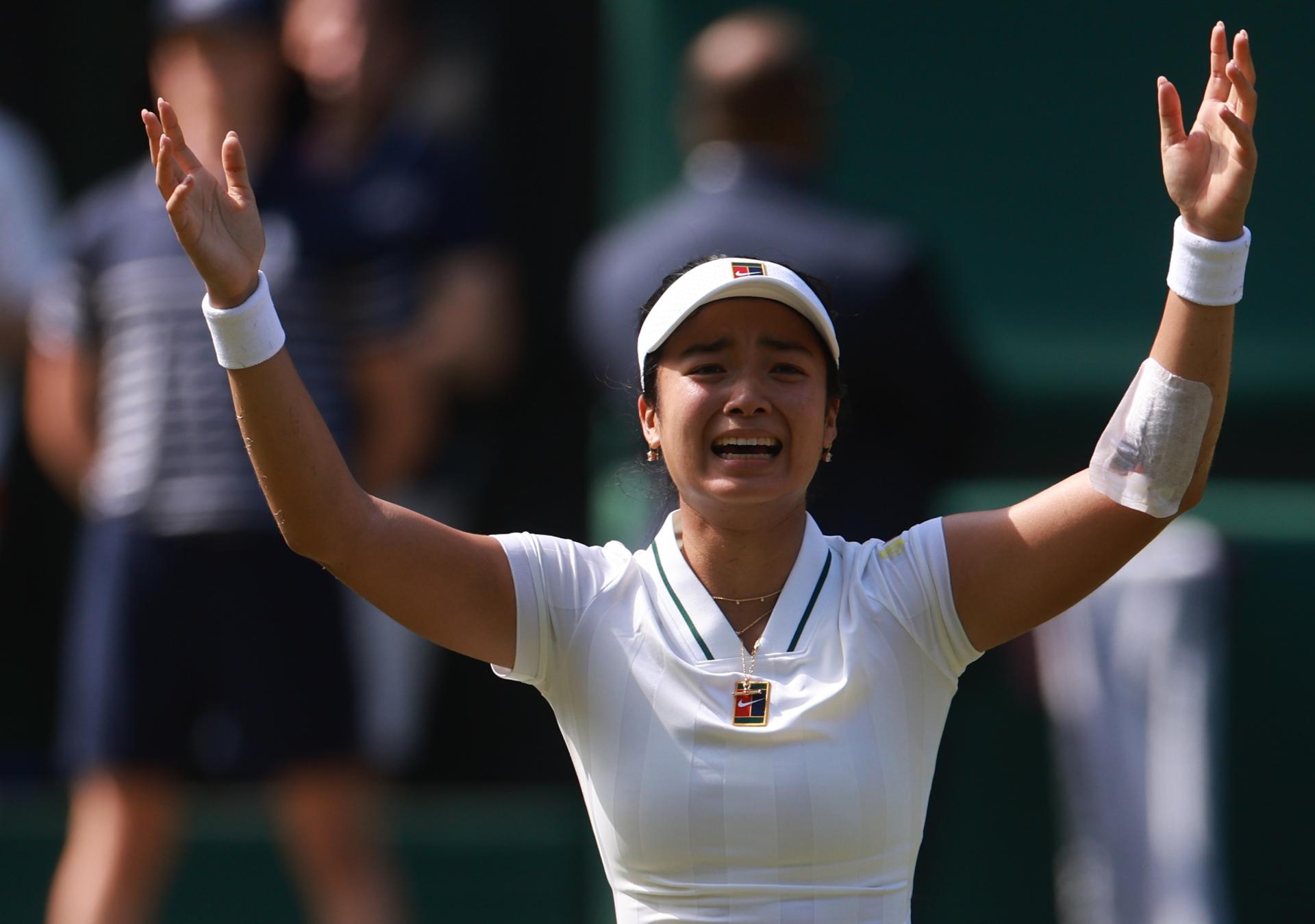 La filipena Alexandra Eala celebra la victoria ante la polaca Iga Swiatek en tercera ronda de Wimbledon en, Londres, Reino Unido. EFE/EPA/NEIL HALL