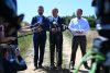 De izquierda a derecha: el ministro de Defensa polaco, Władysław Kosiniak-Kamysz; el primer ministro, Donald Tusk, y el ministro de Interior, Marcin Kierwinski, atienden a la prensa en Tarnawa-Kolonia, el pueblo del este del país donde cayó un misil de probable procedencia rusa. EFE/EPA/WOJTEK JARGILO POLAND OUT

