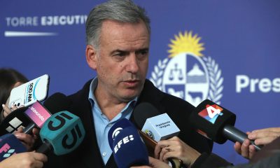 El presidente de Uruguay, Yamandú Orsi, habla con periodistas, en Montevideo (Uruguay). EFE/ Hernán Ogállar