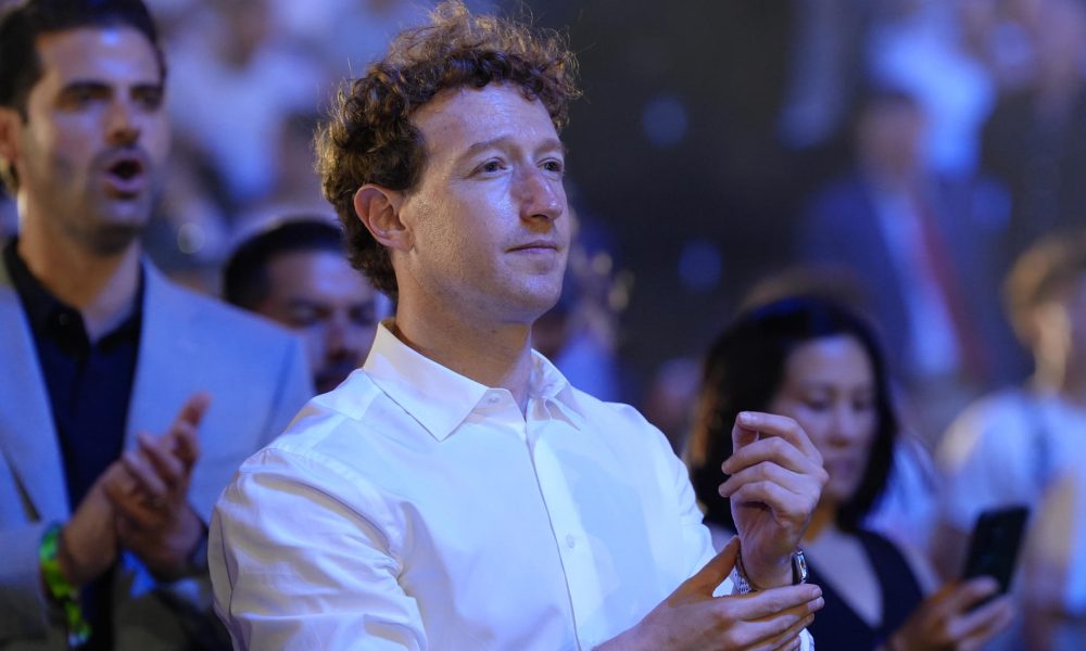 Fotografía de archivo, tomada el pasado 14 de junio, en la que se captó al director ejecutivo de Meta, Mark Zuckerberg (c), en Washington DC (EE.UU.). EFE/Octavio Guzmán