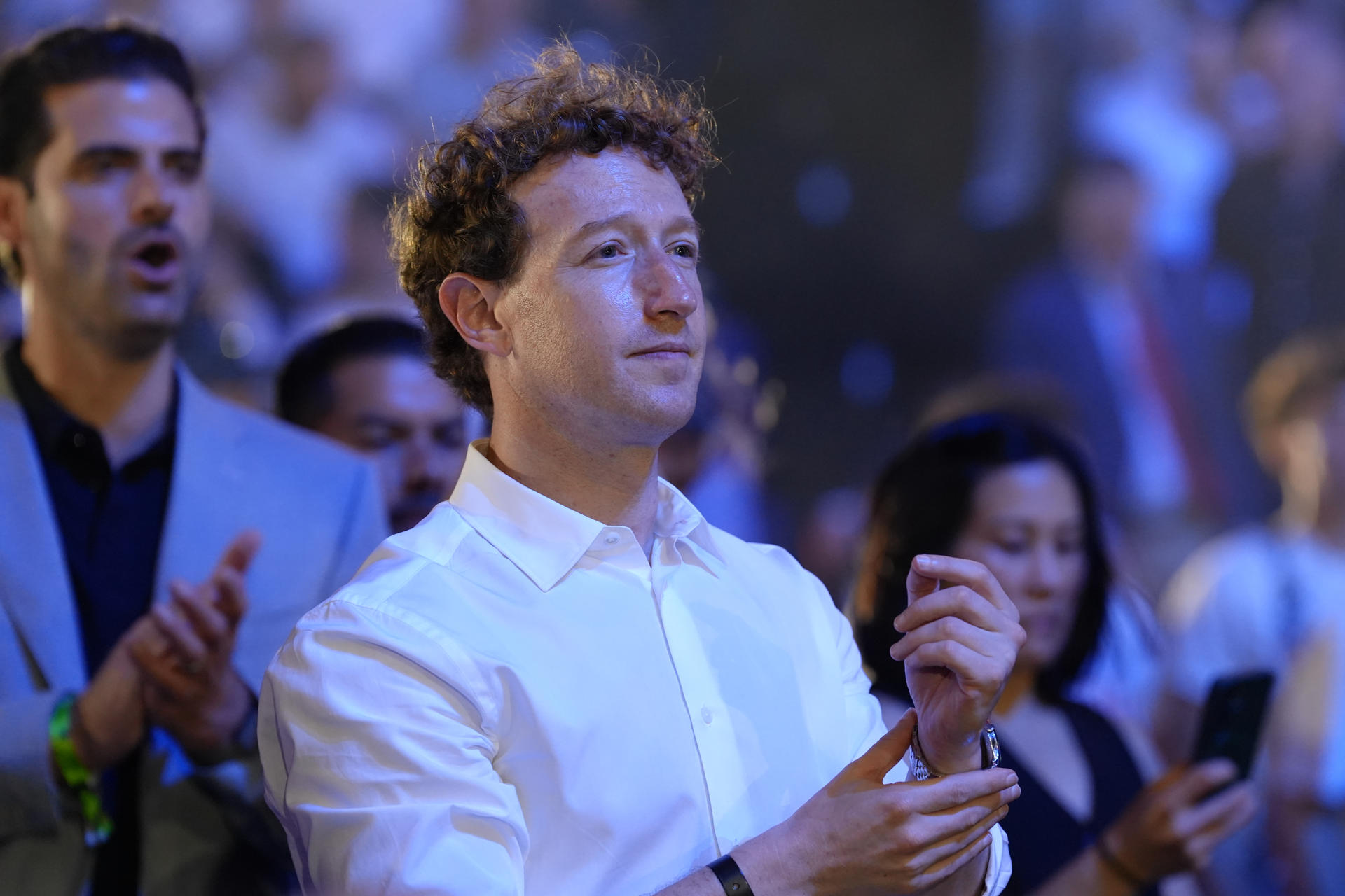 Fotografía de archivo, tomada el pasado 14 de junio, en la que se captó al director ejecutivo de Meta, Mark Zuckerberg (c), en Washington DC (EE.UU.). EFE/Octavio Guzmán