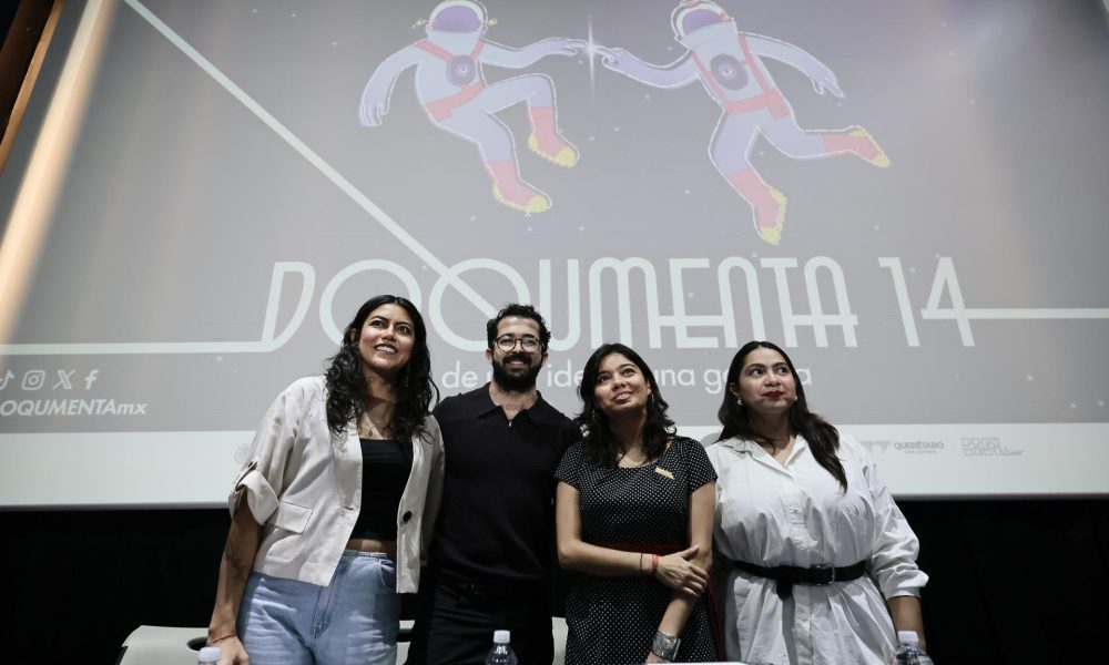 Desde la izquierda, la subdirectora de Promoción Nacional del Instituto Mexicano de Cinematografía, Marcela Duana, los codirectores generales de Doqumenta, Aarón García del Real y Jennifer Margain y la productora del documental 'El lugar de la ausencia', Erika Archaga, posan durante una rueda de prensa este miércoles, en Ciudad de México (México). EFE/ José Méndez