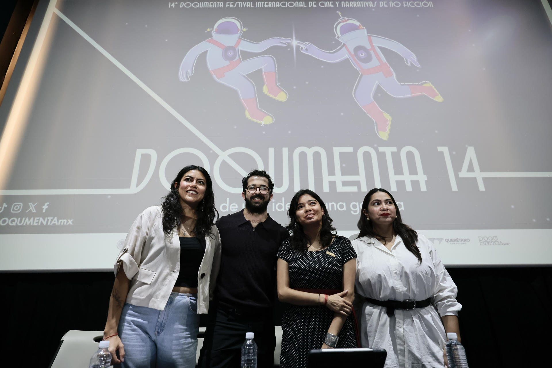Desde la izquierda, la subdirectora de Promoción Nacional del Instituto Mexicano de Cinematografía, Marcela Duana, los codirectores generales de Doqumenta, Aarón García del Real y Jennifer Margain y la productora del documental 'El lugar de la ausencia', Erika Archaga, posan durante una rueda de prensa este miércoles, en Ciudad de México (México). EFE/ José Méndez