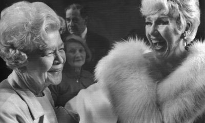 La actriz estadounidense Ginger Rogers ríe junto a su madre, en febrero de 1969, ante el éxito de su comedia musical 'Mame', representada en Londres. EFE/Archivo.