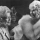 La actriz estadounidense Ginger Rogers ríe junto a su madre, en febrero de 1969, ante el éxito de su comedia musical 'Mame', representada en Londres. EFE/Archivo.