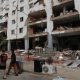 Personas caminan este sábado frente a edificios afectados por los terremotos ocurridos en la zona de Caraballeda, en La Guaira (Venezuela). EFE/ Raúl Martínez