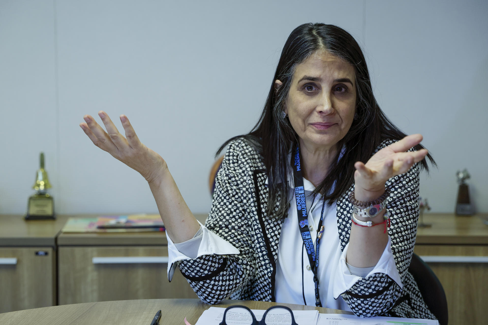 La representante de ONU Mujeres en Ecuador, Miriam Bandes, habla durante una entrevista con EFE este martes, en Quito (Ecuador). EFE/ José Jácome