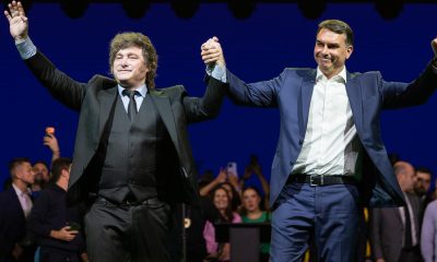 El senador de Brasil Flávio Bolsonaro (d) y el presidente de Argentina, Javier Milei (i), reaccionan en la convención nacional del Partido Liberal de Brasil (PL) este sábado, en São Paulo (Brasil). EFE/ Isaac Fontana