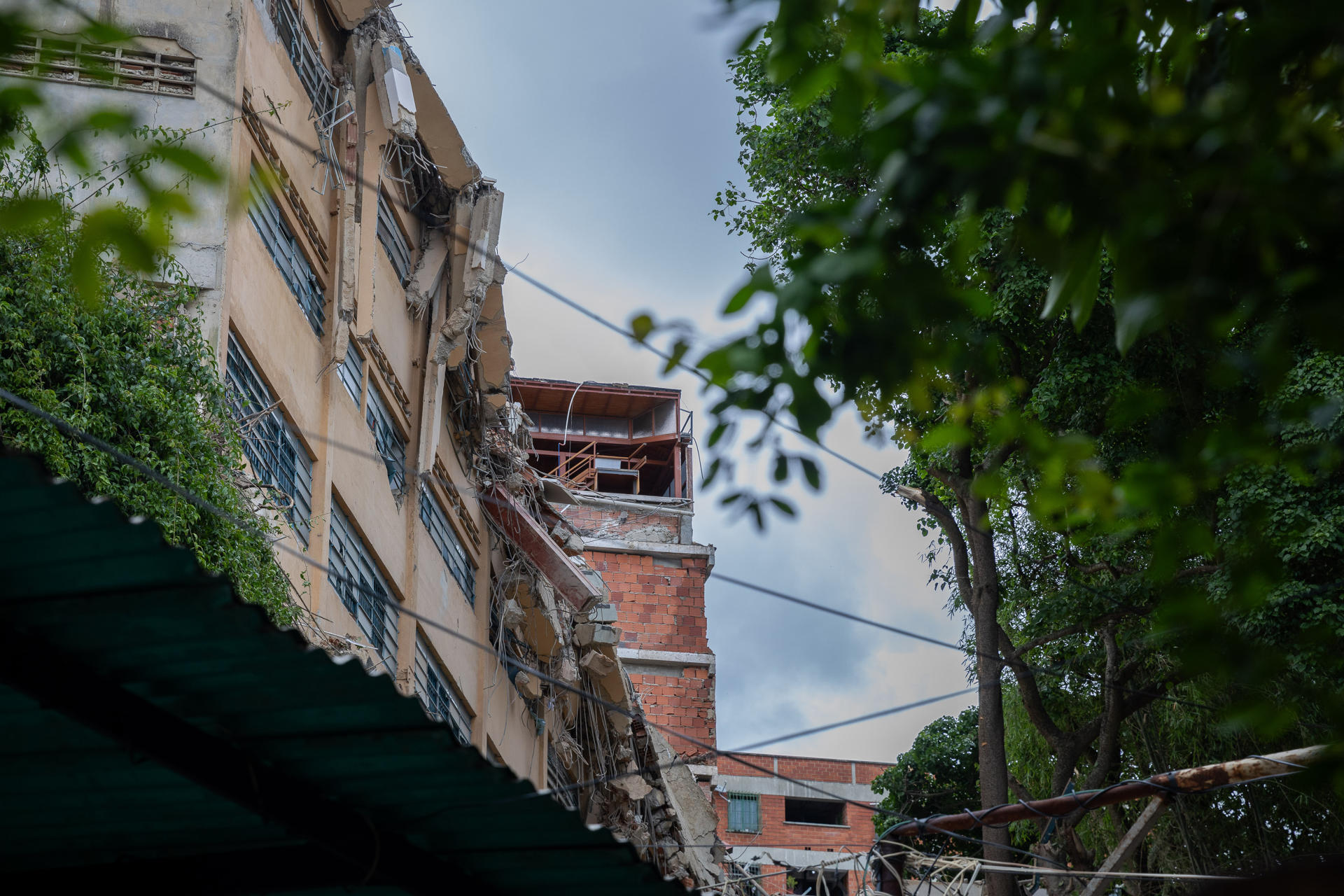 Fotografía que muestra un edificio del Colegio Agustiniano San Judas Tadeo que colapsó sin dejar ningún fallecido, nueve días después de los terremotos de magnitud 7,2 y 7,5 que han causado al menos 2.645 muertes, este viernes en Caracas (Venezuela). EFE/ Rayner Peña