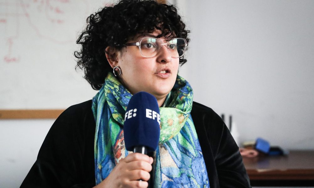 La socióloga Noelia Beltramelli Gula habla durante una entrevista con EFE en la que asegura que la sociedad uruguaya reconoció la violencia machista como un problema público "porque hubo colectivos, mujeres feministas y grupos de la diversidad que no solo tomaban las calles", sino que identificaron una desigualdad estructural "que se puede visibilizar con datos", este lunes, en Montevideo (Uruguay). EFE/ Hernán Ogállar
