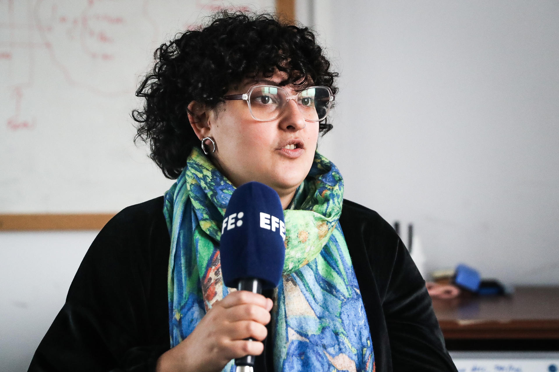 La socióloga Noelia Beltramelli Gula habla durante una entrevista con EFE en la que asegura que la sociedad uruguaya reconoció la violencia machista como un problema público "porque hubo colectivos, mujeres feministas y grupos de la diversidad que no solo tomaban las calles", sino que identificaron una desigualdad estructural "que se puede visibilizar con datos", este lunes, en Montevideo (Uruguay). EFE/ Hernán Ogállar