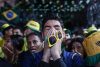 Un aficionado de Brasil durante la transmisión del partido del Mundial de la FIFA 2026 entre Brasil y Noruega en la favela de Rocinha, en Río de Janeiro (Brasil). EFE/ André Coelho
