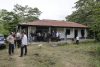 Integrantes de la Agencia Nacional de Tierras (ANT) de Colombia, participan de la diligencia de recuperación de la hacienda La Palmira este jueves, en Pueblo Nuevo (Colombia). EFE/ Carlos Ortega