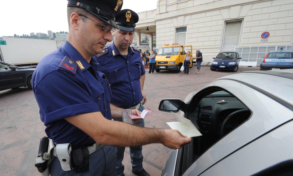 FOTO ARCHIVO. Un policía italiano revisa los documentos de un conductor en Génova, Italia, país en el que se implementó una suspensión temporal del Acuerdo Schengen, debido a la cumbre del G8 que se llevará a cabo en L'Aquila el próximo 8 de julio. EFE/LUCA ZENNARO