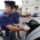 FOTO ARCHIVO. Un policía italiano revisa los documentos de un conductor en Génova, Italia, país en el que se implementó una suspensión temporal del Acuerdo Schengen, debido a la cumbre del G8 que se llevará a cabo en L'Aquila el próximo 8 de julio. EFE/LUCA ZENNARO