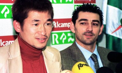 Imagen de archivo de 2002 del japonés Kazuyoshi "Kazu" Miura (I), uno de los principales ídolos futbolísticos de su país, en Ferrol (Galicia, España), donde estuvo para aprender los métodos de entrenamiento que llevaba a cabo en este club el técnico gallego Luis César Sampedro. EFE/José Mauriz