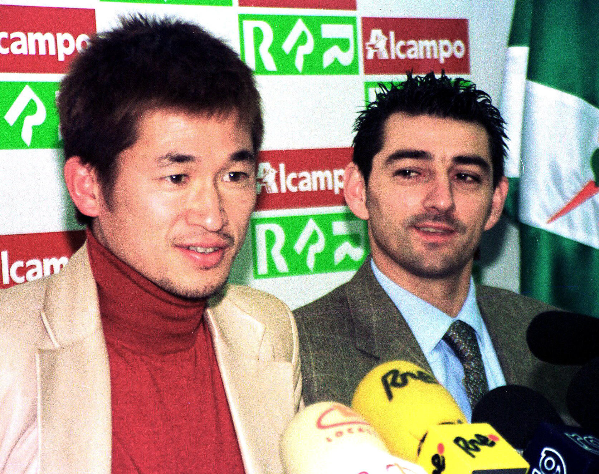 Imagen de archivo de 2002 del japonés Kazuyoshi "Kazu" Miura (I), uno de los principales ídolos futbolísticos de su país, en Ferrol (Galicia, España), donde estuvo para aprender los métodos de entrenamiento que llevaba a cabo en este club el técnico gallego Luis César Sampedro. EFE/José Mauriz