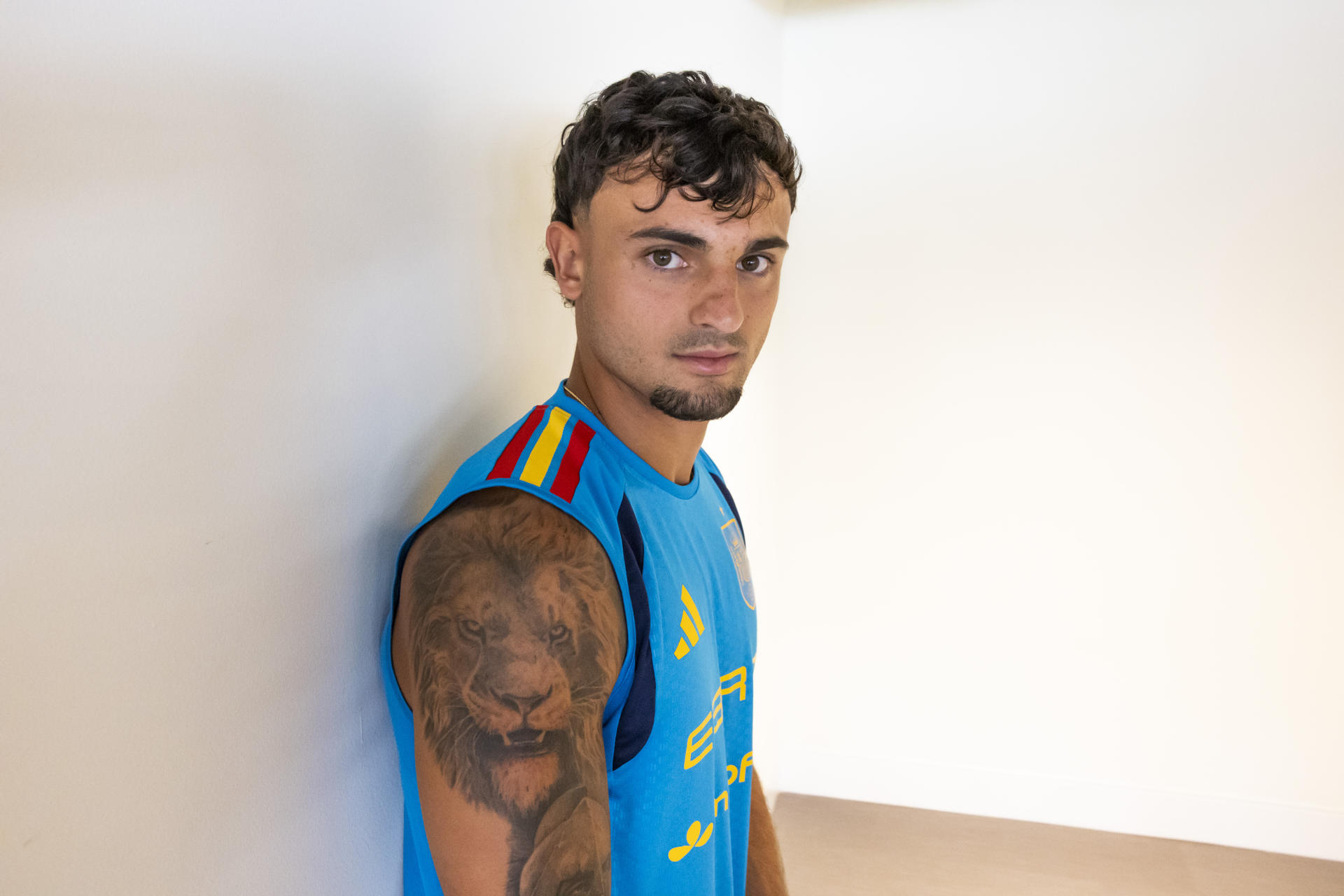 Marc Pubill (Tarrasa, Barcelona, 2003) se estrenó con España a lo grande. Primera convocatoria y directo al Mundial. Con debut ante Austria y un objetivo claro: Ojalá el día 21 me esté tatuando este Mundial, asegura en una entrevista con EFE en la que da las gracias a Marcos Llorente por ser su coach, ya que ha incorporado sus rutinas. Despertar al amanecer, máximas horas de sol, gafas con cristales amarillos… Lo noto en mi energía y en mi vitalidad. EFE/Lavandeira jr