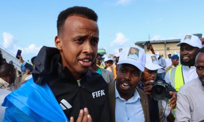 Fotografía del pasado 10 de junio, en la que puede verse al colegiado Omar Abdulkadir Artan (c) después de que Estados Unidos le vetara el paso para arbitrar en el Mundial 2026. EFE/SAID YUSUF WARSAME