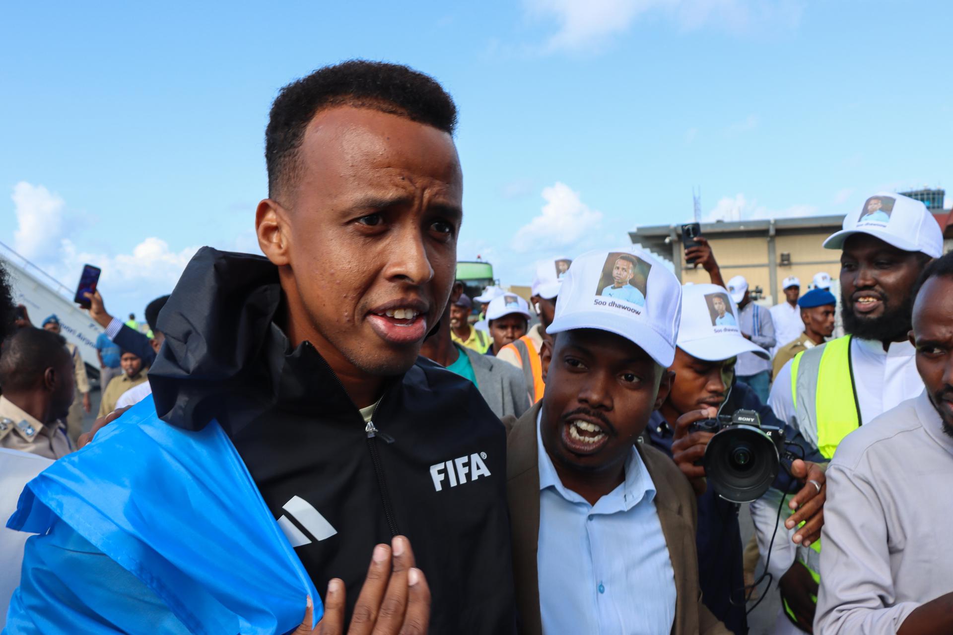 Fotografía del pasado 10 de junio, en la que puede verse al colegiado Omar Abdulkadir Artan (c) después de que Estados Unidos le vetara el paso para arbitrar en el Mundial 2026. EFE/SAID YUSUF WARSAME