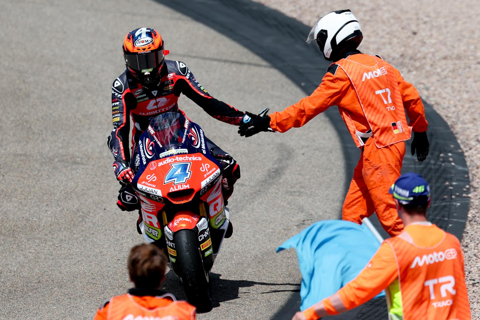 El piloto español de Moto2 Iván Ortolá, de QJMOTOR-Exocom-MSI, celebra tras ganar la carrera de Moto2 del Gran Premio de Alemania de motociclismo, en el circuito de carreras de Sachsenring en Hohenstein-Ernstthal (Alemania). EFE/EPA/FILIP SINGER