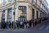 Personas hacen fila fuera de un museo durante la 'Larga Noche de Museos' que fue postergada debido a los conflictos sociales que afrontó Bolivia entre mayo y junio, en un "reencuentro" para disfrutar de más de 600 actividades culturales impulsadas por instituciones estatales y privadas este sábado, en La Paz (Bolivia). EFE/ Gabriel Márquez
