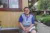 .- Tetiana Gamovych, una de las vecinas del pueblo de Shcherbovets, en la región ucraniana de Zakarpattia, que teme que la construcción de parques eólicos cause daños irreparables a la naturaleza salvaje de los Cárpatos y a la vida en su tranquilo pueblo. Los planes de construir decenas de aerogeneradores en algunas de las crestas más altas de los Montes Cárpatos ucranianos occidentales, como parte del esfuerzo por descentralizar la generación eléctrica ante los ataques rusos, generan preocupación entre residentes y ecologistas, que temen daños irreparables a uno de los paisajes naturales más prístinos de Europa. EFE/ Rostyslav Averchuk