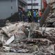 Integrantes de cuerpos de rescate realizan operaciones de búsqueda en edificaciones afectadas este miércoles, en Caracas (Venezuela). EFE/ Raúl Martínez