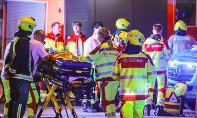 Agentes de policía y personal de seguridad trabajan cerca del lugar donde varias personas resultaron heridas durante un atropello múltiple en Berlín. EFE/Clemens Bilan