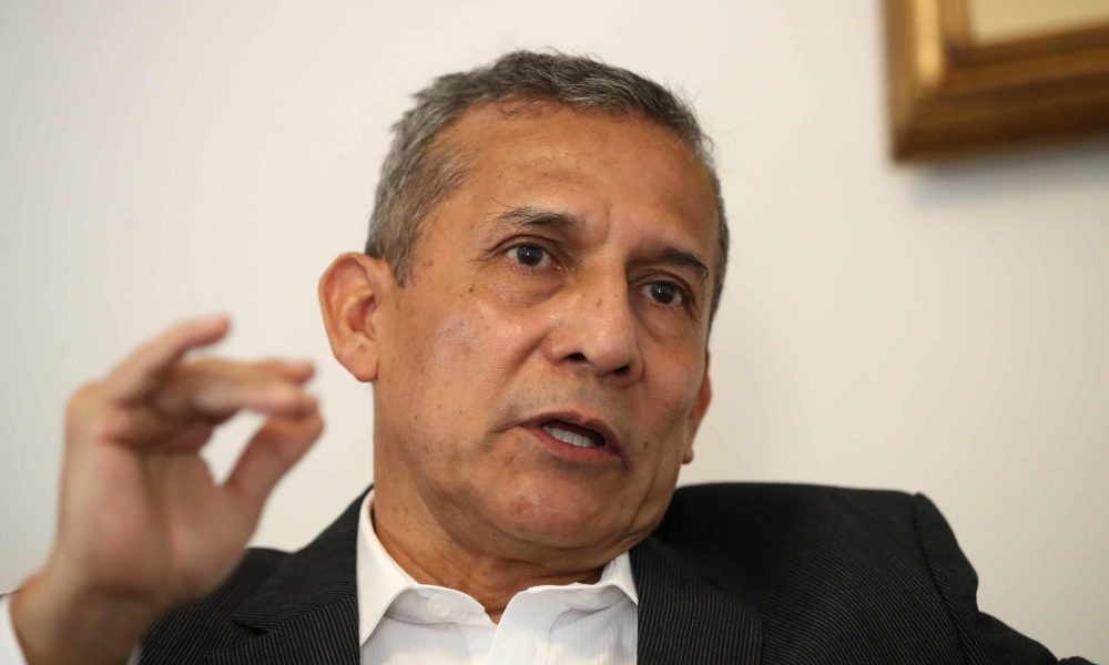 Fotografía de archivo del 6 de febrero de 2025 del expresidente de Perú Ollanta Humala (2011-2016) hablando durante una entrevista con EFE en Lima (Perú). EFE/ Paolo Aguilar ARCHIVO