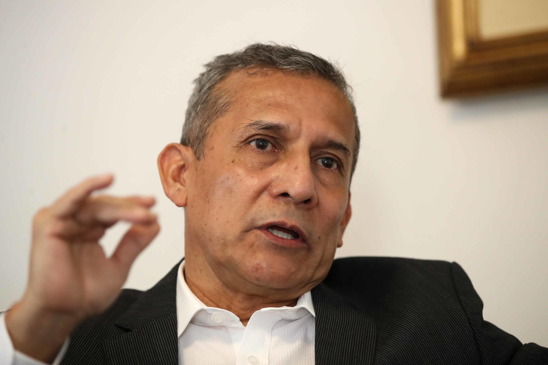Fotografía de archivo del 6 de febrero de 2025 del expresidente de Perú Ollanta Humala (2011-2016) hablando durante una entrevista con EFE en Lima (Perú). EFE/ Paolo Aguilar ARCHIVO