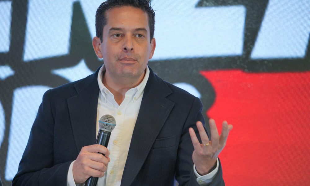 Fotografía de archivo en la que se captó al segundo vicepresidente electo de Perú, el fujimorista Miguel Torres, quien juró este domingo como nuevo presidente del Senado peruano, en Lima (Perú). EFE/John Reyes