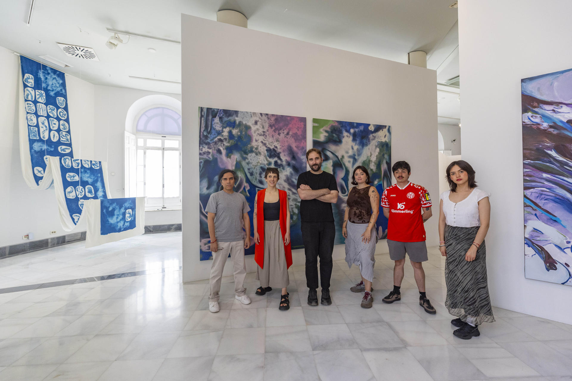 Los comisarios de la muestra titulada 'Los de aquí', María Garberí y Pepo Devesa, con los integrantes del Coletivo Zooa, Cesar Jumpa y Astro Escudero , Nebraska Flores y CAMAL, artistas ecuatorianos que participan en la exposición, en la hacen dialogar el arte contemporáneo con los movimientos migratorios, en Cartagena (España), con motivo del Festival Mar de Músicas, este año dedicado a Ecuador. EFE/Marcial Guillén