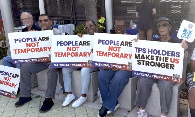 Fotografía del 9 de julio de 2026 de haitianos sosteniendo carteles durante una manifestación que pide el Estatus de Protección Temporal frente al Centro Cultural de la Pequeña Haití en Miami, Florida (EE.UU). EFE/Pablo Urbón