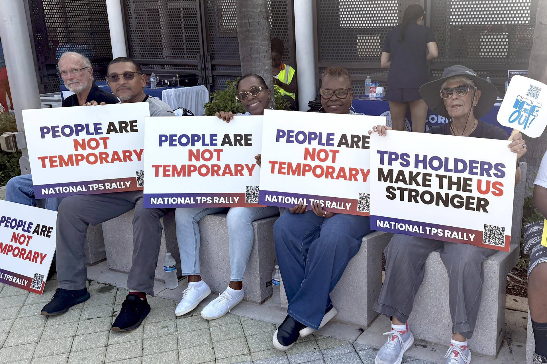 Fotografía del 9 de julio de 2026 de haitianos sosteniendo carteles durante una manifestación que pide el Estatus de Protección Temporal frente al Centro Cultural de la Pequeña Haití en Miami, Florida (EE.UU). EFE/Pablo Urbón
