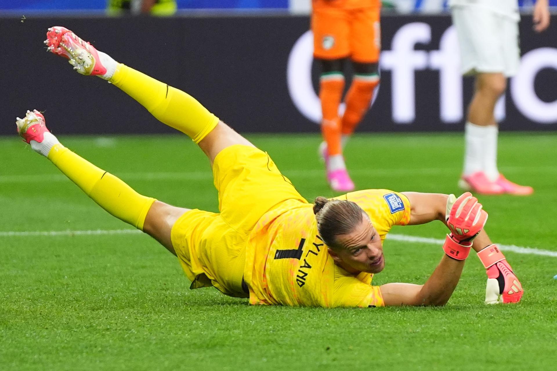 Ørjan Nyland, portero titular de Noruega, afirmó este viernes que su selección "puede crear problemas" a Brasil el domingo y clasificarse para los cuartos de final del Mundial. EFE/EPA/JEFFREY MCWHORTER
