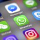 BRUSELAS, 10/07/2026.- La Comisión Europea acusó este viernes a Instagram y Facebook de tener un "diseño adictivo" por características como su 'scroll' infinito, la reproducción automática de videos, las notificaciones y un contenido "altamente personalizado" que ponen en riesgo "el bienestar físico y mental de los usuarios, incluidos menores y adultos vulnerables". El Ejecutivo comunitario considera que ambas redes sociales están violando la ley de servicios digitales (DSA), que obliga a las grandes tecnológicas a proteger a los menores ante el contenido que ven en internet, y podría multar a Meta (su empresa matriz) con hasta el 6 % de su facturación anual global si no corrige el diseño de sus plataformas. EFE/ Ritchie B. Tongo