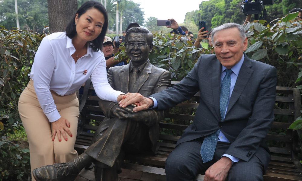 Fotografía cedida por la Presidencia de Perú que muestra a su mandataria, Keiko Fujimori (i), junto al expresidente de Ecuador Jamil Mahuad (d), posando con una estatua del expresidente peruano Alberto Fujimori, padre de la actual mandataria, en el cementerio Campo Fe, de Huachipa, en el este de Lima (Perú). EFE/ Presidencia de Perú