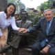 Fotografía cedida por la Presidencia de Perú que muestra a su mandataria, Keiko Fujimori (i), junto al expresidente de Ecuador Jamil Mahuad (d), posando con una estatua del expresidente peruano Alberto Fujimori, padre de la actual mandataria, en el cementerio Campo Fe, de Huachipa, en el este de Lima (Perú). EFE/ Presidencia de Perú