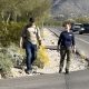 Dos agentes del FBI investigan en la zona que rodea la casa de Nancy Guthrie en Catalina Foothills, (Az, EE.UU.). Imagen de archivo. EFE/ María León