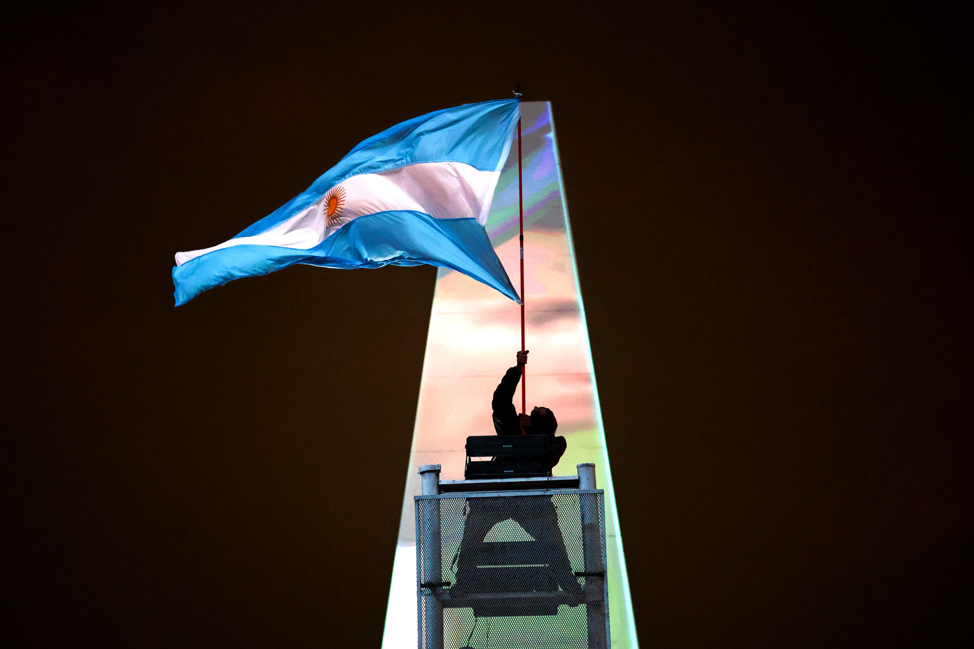 Una persona sostiene la bandera de Argentina tras la derrota de su selección ante España en la final del Mundial de la FIFA 2026 en Buenos Aires (Argentina). EFE/ Juan Ignacio Roncoroni