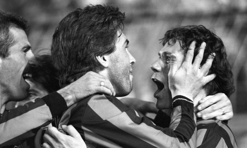 Fotografía de archivo del 5 de abril de 1989, en la que puede verse a Marco van Basten (d) felicitado por Franco Baresi (i) y el resto de sus compañeros tras conseguir un gol del empate en semifinales de la Copa de Europa entre el Milan y el Real Madrid. EFE/García Campos/jgb